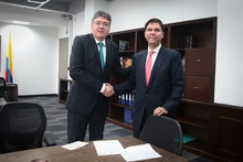 Ministro de Hacienda, Mauricio Cardenas y el presidente de Coljuegos Juan B. P&eacute;rez Hidalgo, en su posesi&oacute;n.